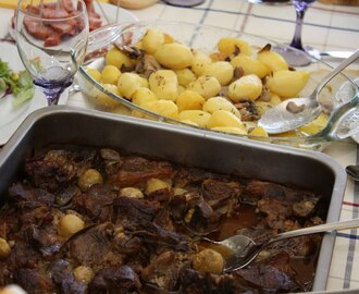 Borrego assado com alecrim e batatas assadas no forno