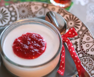 Panna cotta met boozy cranberry compôte (zuivelvrij kerstdessert)