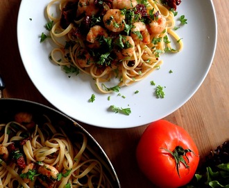Pasta with prawns and sun-dried tomatoes - ultra quick healthy lunch