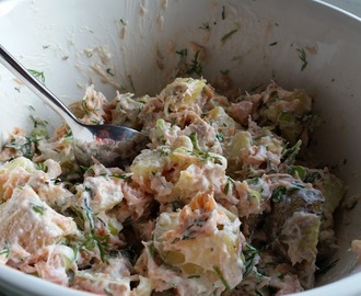 Kartoffelsalat med dild og varmrøget laks
