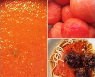 Hjemmelavede flåede tomater og en opskrift på en god tomatsovs