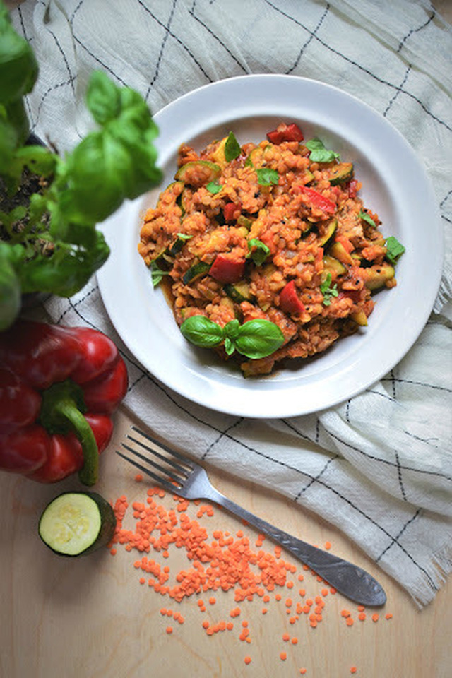 Zdrowy obiad w 10 minut: Soczewica z warzywami w sosie pomidorowym