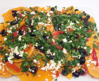 Salat af ovnbagt butternut squash og peberfrugt med oliven og feta