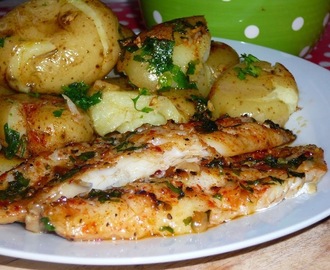 Filetes de pescada com batatinhas a murro no forno