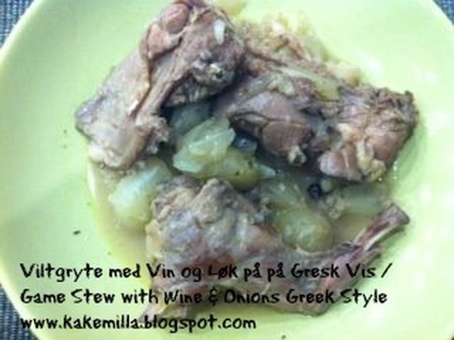 Viltgryte (eller Kylling eller Svinekjøtt) med Vin og Løk på på Gresk Vis / Game Stew (or Chicken or Pork) with Wine & Onions Greek Style