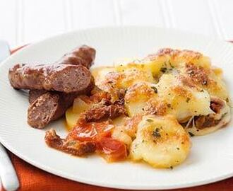 Italiaanse aardappelschotel met worstjes