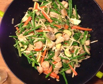 Grøntsager i wok med kylling, rejer og fløde