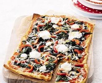 Plaatpizza met spinazie en twee soorten kaas