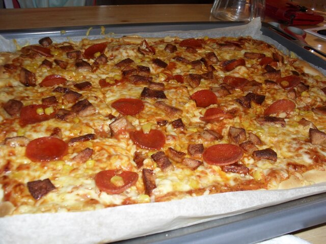 Pizza med pepperoni og kalkunpølse