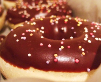Baked donuts med chocolate ganache glacing