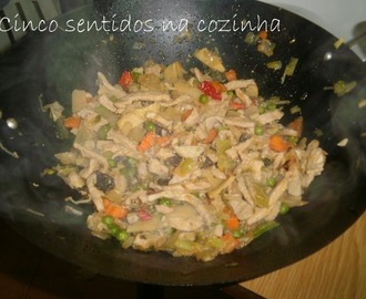 Tiras de porco com legumes no wok