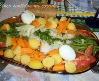 Salada fria de bacalhau com tomate, batata, cenoura e feijão verde