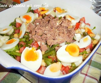 Salada de grão,feijão verde, tomate e pimento com atum