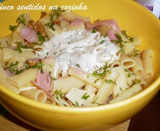 Salada fria de macarrão com fiambre,queijo e nozes