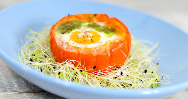 Gevulde tomaat met ei en pesto
