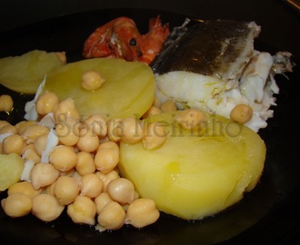 Bacalhau Cozido acompanhado de Batatas, Grão e Camarões