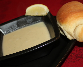 Heftig suppe med kokt og bakt hvitløk.