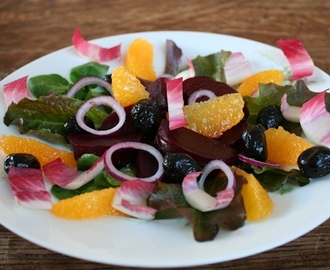 Salade van rode biet, sinaasappel en zwarte olijven van Ottolenghi