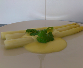 Hvit asparges med hollandaise-saus