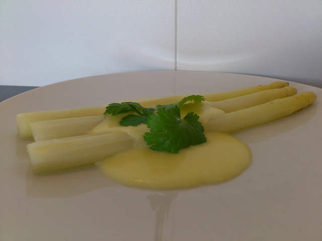 Hvit asparges med hollandaise-saus