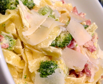 Pasta met broccoli en spekblokjes