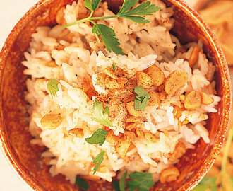 Reis mit Erdnüssen