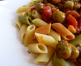 Macarrons amb olives, anxoves, tàperes i tomàquets. La pasta, millor al “dente”.