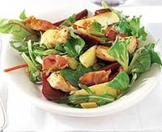 Aardappelsalade met bieten en kip