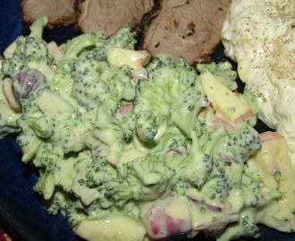 Økologisk broccolisalat med karry, æbler og hasselnødder :)