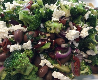 Broccolisalat med soltørret tomater, rødløg, oliven og feta