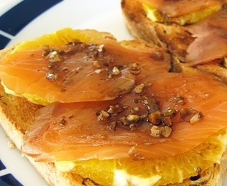 Tosta de salmón con naranja