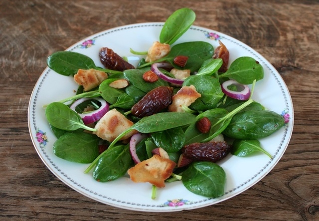 Ottolenghi’s salade van jonge spinazie met dadels en amandelen