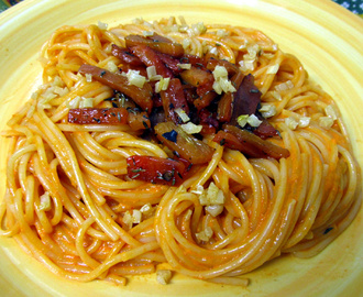 Espaguetis con crema de pimiento y aceite de ajo