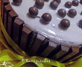 Bolo de Aniversário Kit-Kat *Chocolate com recheio de ousse e Cobertura Marshmallow*