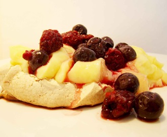 Pavlova con crema pastelera y frutos rojos y ¡Felíz día Mamá!