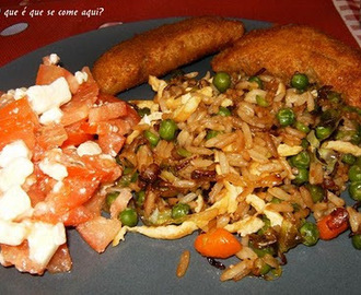 Cozinhar com sobras VIII - Arroz chow chow com rissóis e salada de tomate e fetta
