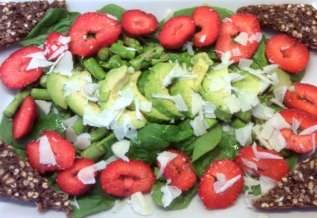 Dejlig salat med spinat, jordbær, asparges og avocado