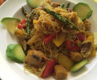 Fideos chinos y de calabacín con soja texturizada y verduras 