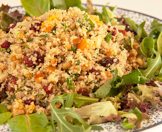 Salade van quinoa, gedroogde vruchten, noten en zaden