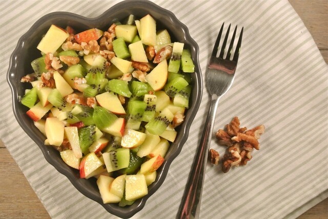 Gezonde salade met kiwi, appel en walnoot