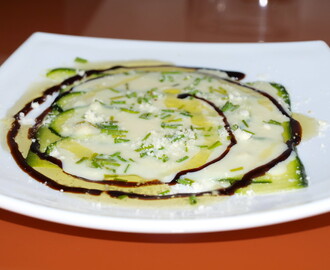 Carpaccio de carbassó amb salsa tèbia de formatge i espiral bicolor