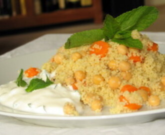 Couscous met kikkererwten, wortel en muntyoghurt