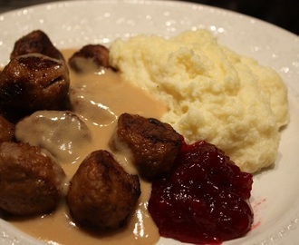 Svenska köttbullar med potatismos, gräddsås och lingonsylt, middag 23.11.2011