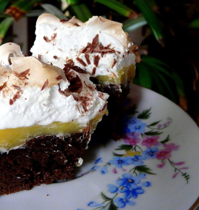 Torta de chocolate con lemon curd y merengue