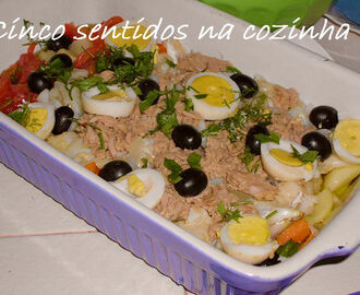 Salada fria de bacalhau, atum, batata, tomate e ovo