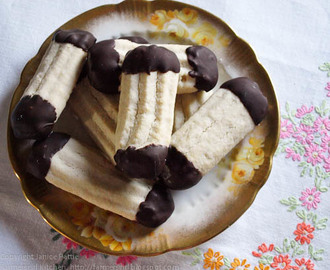 Chocolate Dipped Viennese Fingers - a Retro Cakes review