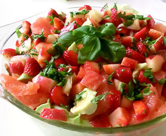 Gegrilde kip salade met nectarine, aardbei en grapefruit