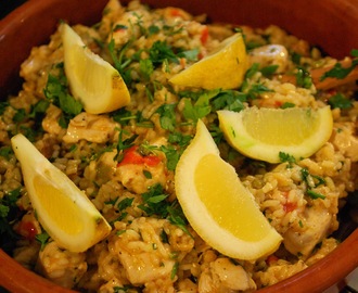 Rice with chicken, chorizo and peppers (Arroz con pollo, chorizo y pimenton)