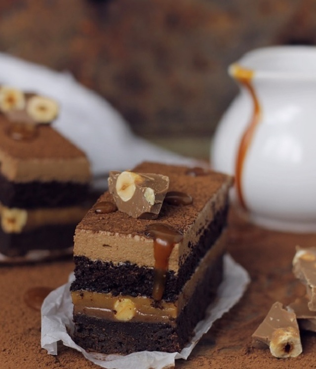 Csokoládés szelet vastag karamellkrémmel – szuper finom sütemény!