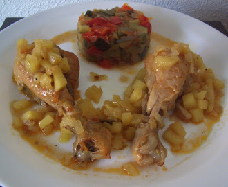 Jamoncitos de pollo del corral con pisto y salsa de manzana